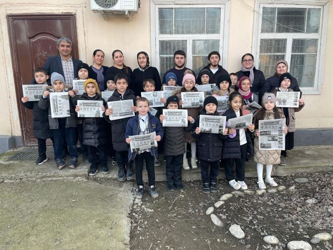 Ученики Бабаюртовской школы-интернат №11 поздравили журналистов района с Днем российской печати".