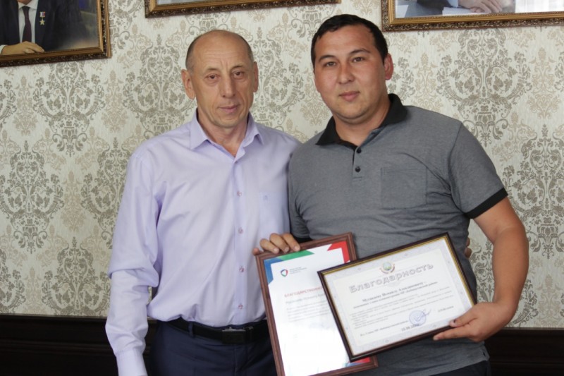 Даниял Исламов наградил благодарственными письмами волонтёров района.