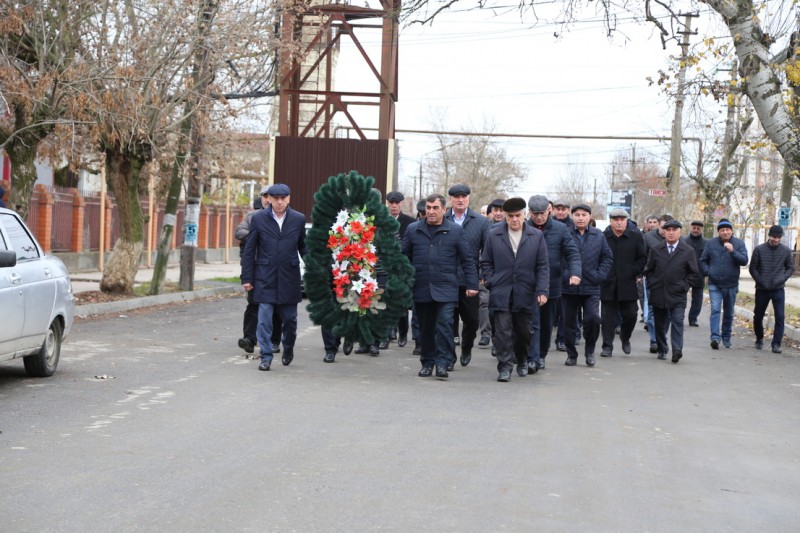 В Бабаюртовском районе возложили венки к мемориалу Неизвестного солдата.