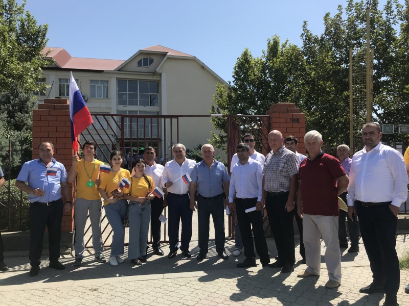 Ко Дню Государственного флага в Бабаюртовском районе прошла акция « Я- россиянин, Я- дагестанец».