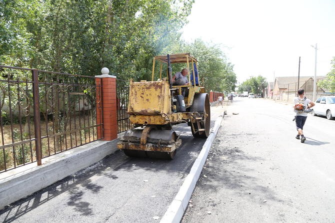 В Бабаюртовском районе по муниципальной программе строятся новые тротуары.