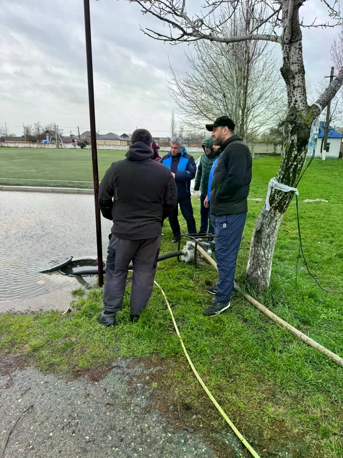 В селе Бабаюрт в настоящее время осуществляются мероприятия по выкачиванию воды с футбольного поля.